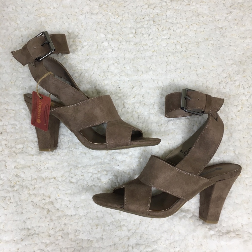 Makalu Jag NWT Ankle Strap Sandals